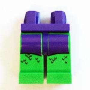 Könnte beinhalten: Ein Paar Lego-Minifigurenbeine. Der obere Teil ist lila, geht in grüne Beine mit schwarzen Schuppendetails über. Die Beine sind so konzipiert, dass sie mit einem Lego-Minifiguren-Torso verbunden werden können.