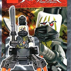 Może przedstawiać: Limitowana edycja kolekcjonerska Lego Ninjago Masters of Spinjitzu z figurką białego i zielonego ninja z czarną maską i czerwonymi oczami. Figurka trzyma srebrny miecz i stoi na czarnym i pomarańczowym mechanicznym pająku.