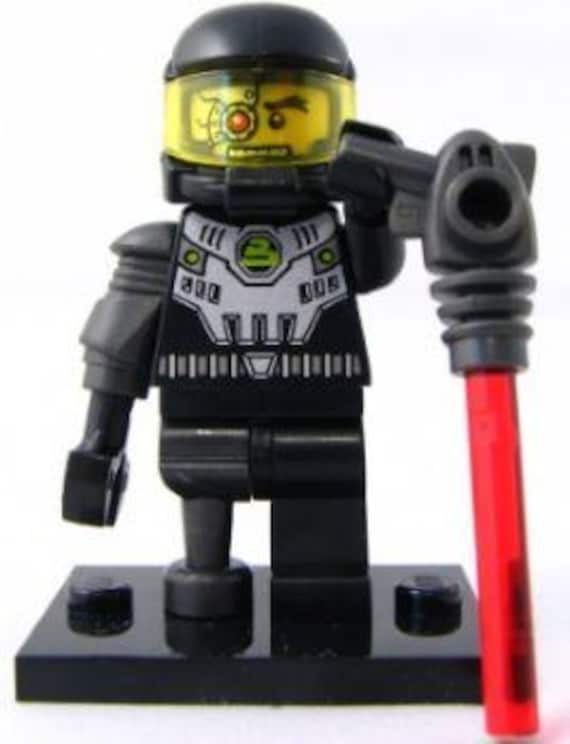 Lego MINIFIGURE Space Villain, Series 3 (Complete Set with Stand and Accessories)