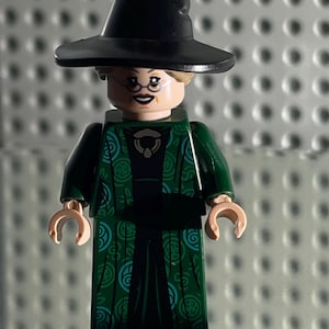 レゴ ミニフィギュア ミネルバ・マクゴナガル教授 - 黒のドレスの上にダークグリーンのローブ、髪付き帽子