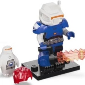 Pode incluir: Minifigura Lego de um explorador espacial azul e branco com uma serra elétrica, uma minifigura de pinguim branco e um capacete vermelho.