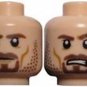 Pode incluir: Duas cabeças de minifiguras Lego cor de pele com sobrancelhas, bigodes e barba por fazer castanhos. Uma cabeça tem uma expressão neutra, a outra zangada. Projetadas para figuras de blocos de construção.