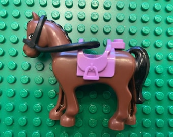 Lego MINIFIGUUR Paars hoofdstel paard met 2 x 2 uitsparingen met zwarte manen en staart, bruine ogen en wit blespatroon