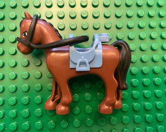 Lego MINIFIGUUR Blauw hoofdstel paard met 2 x 2 uitsparingen met zwarte manen en staart, bruine ogen en wit blespatroon