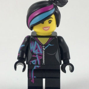 Lego MINIFIGURA Lucy Wyldstyle con sudadera con capucha forrada magenta