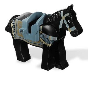 Puede incluir: Un caballo de juguete de plástico negro con una silla de montar azul y dorada. El caballo tiene una brida azul y blanca con una hebilla dorada.
