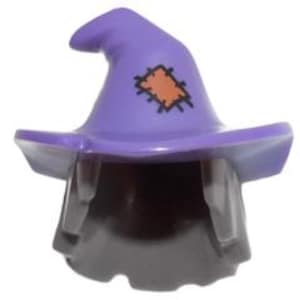 Puede incluir: Un sombrero de bruja morado con un parche marrón, diseñado para una figura de juguete. El sombrero tiene un ala ancha y una punta puntiaguda. La cabeza de la figura es visible debajo del sombrero, con una capa gris oscuro.