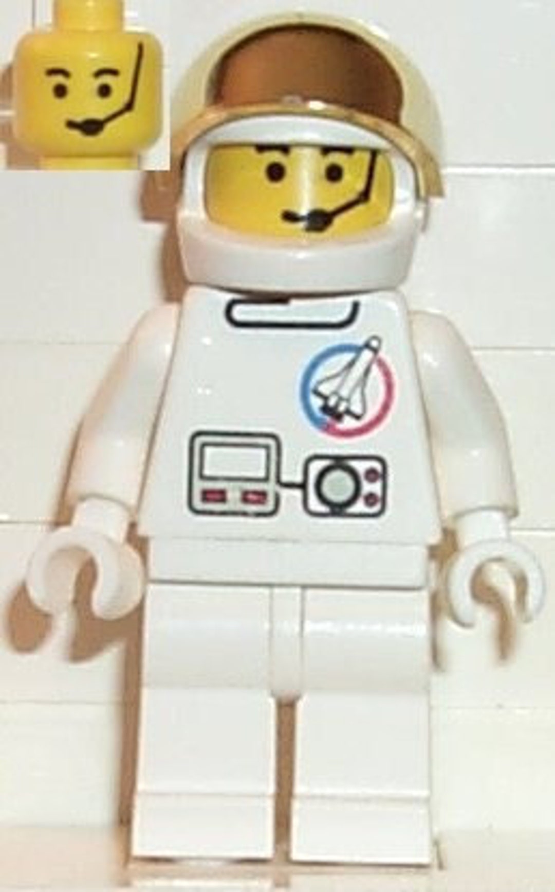 lego-minifigure-vintage-space-explorer-expedition-launch-command