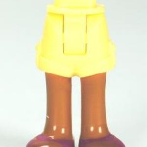 Könnte beinhalten: Ein unteres Körperteil einer Kunststoff-Spielfigur mit leuchtend gelben Shorts und braunen Beinen. Die Figur trägt braune Stiefel mit einem markanten violetten Streifen an der Basis und einem dünnen gelben Rand an der Sohle.