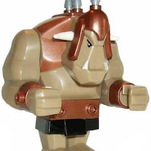 Può includere: Una minifigure Lego di una creatura mitologica di colore marrone e beige con tre corna sulla testa e una zanna bianca su ogni lato della bocca. La figura indossa un abito marrone e nero e una cintura nera.