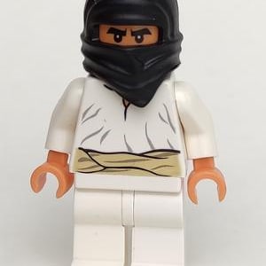 Puede incluir: Una minifigura de Lego de una persona con un tocado negro y un atuendo blanco con un cinturón beige. La minifigura tiene manos naranjas y una expresión severa. La figura está de pie.