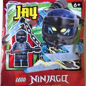 Może przedstawiać: Opakowanie LEGO Ninjago Dragons Rising z postacią Jaya. Opakowanie jest głównie czerwone i żółte, z grafiką Jaya w stroju ninja z błyskawicami. Widoczne są również napisy "Jay" i "6+".
