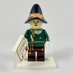 Lego MINIFIGURE Scarecrow, The LEGO Movie 2 (Complete Set with Stand and Accessories)