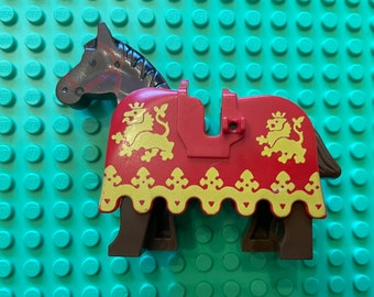 Lego MINIFIGURE Kingdom vintage Horse Barding, met bruin paard met, gegolfde rand met gele leeuwen op rood achtergrondpatroon Beide clips intact