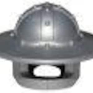 Puede incluir: Un casco de juguete de plástico plateado con ala ancha y parte superior redondeada. El casco tiene líneas verticales y una abertura rectangular en la parte inferior. El juguete está diseñado para parecerse a un casco histórico.