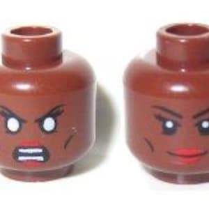 Può includere: Due teste marroni di minifigure Lego. Una testa ha un'espressione arrabbiata con occhi bianchi e bocca aperta. L'altra testa ha un'espressione severa con labbra rosse e sopracciglia aggrottate.