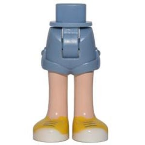 Könnte beinhalten: Ein unteres Körperteil einer Kunststoff-Spielfigur mit hellblauen Shorts, hellen Beinen und leuchtend gelben Turnschuhen mit weißen Sohlen und grauen Schnürsenkeldetails, ausgestattet mit einem Verbindungsstück an der Taille.