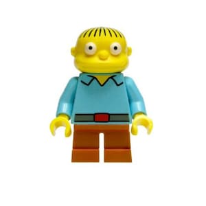 Puede incluir: Una minifigura Lego amarilla de un personaje de dibujos animados con camisa azul, pelo amarillo y cinturón rojo.