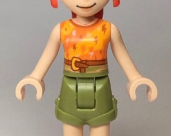 Puede incluir: Una minifigura Lego con el pelo rojo, que lleva un top sin mangas con estampado amarillo y naranja, pantalones cortos verdes y zapatos naranjas.