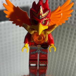 Vintage Lego MINIfigur Legenden von Chima Fluminox - Gold-Rüstung und Halskette mit orangefarbenem rundem Juwel (Feuer-Chi) Muster