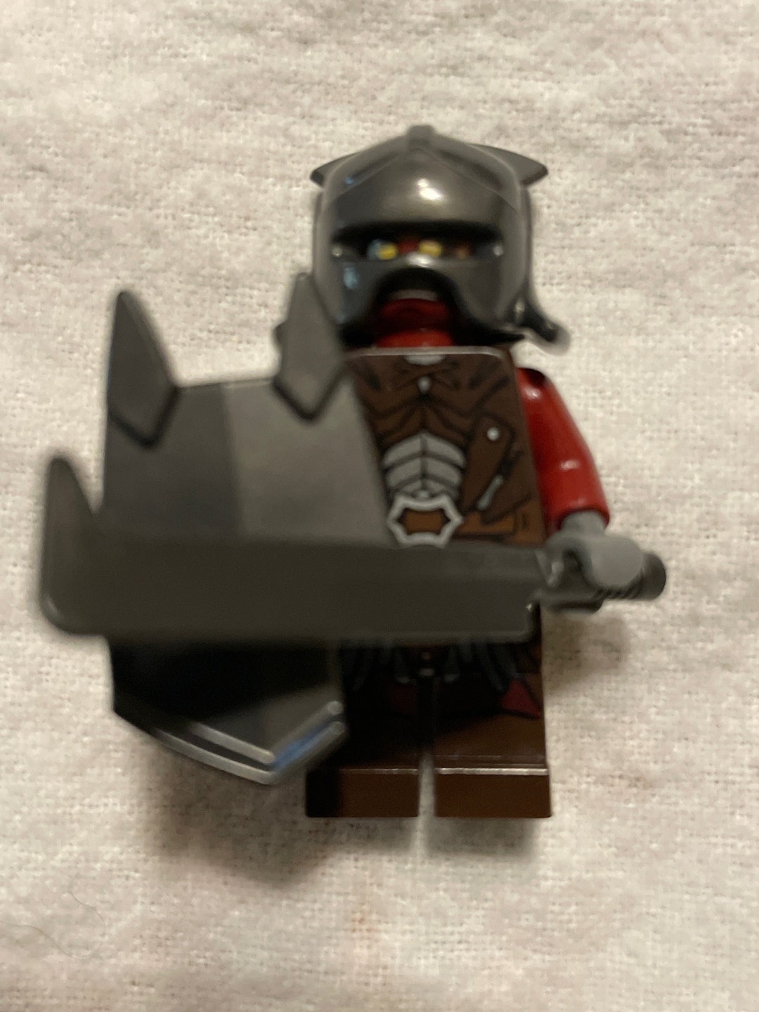 Lego MINIFIGURE Hobbit Lord of the Rings - Uruk-hai - Helmet /w Sword ...