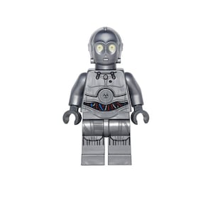 Könnte beinhalten: Eine silberne Lego-Minifigur von C-3PO, einem Droiden aus dem Star Wars-Franchise. Die Figur hat einen detaillierten Oberkörper und Beine und gelbe Augen.