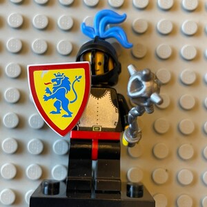 Lego Vintage Minifigur Klassischer Ritter Brustpanzer - Schwarz, Schwarze Beine mit Roten Hüften, Schwarzer Gitter Helm, Blaue Feder, Schwarzer Plastik Umhang