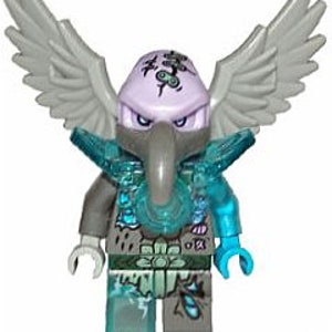 Peut inclure: Une figurine Lego grise et bleue avec une tête d'oiseau, des ailes et une pièce de poitrine bleue translucide. La figurine a un corps gris, une tête violette avec des yeux noirs et un bec gris.