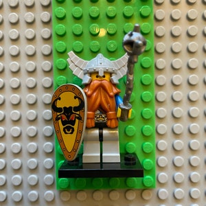 Lego Minifigur Kingdom vintage Barbarian Knight Bull of the North Helm mit Flügeln Orange Beard