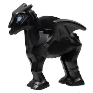 Może przedstawiać: Czarna figurka smoka o szczegółowym designie. Smok ma skrzydła, ciało podobne do konia i głowę smoka z białymi oczami. Figurka jest wykonana z tworzywa sztucznego i stoi na czterech łapach.