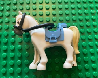 Lego MINIFIGUUR Zadelpaard met 2 x 2 uitsparingen met roodbruine ogen en donkerblauwgrijze bles, neus en staartpatroon