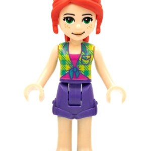 Puede incluir: Una minifigura de Lego Friends Emma. La figura tiene cabello rojo, ojos verdes y pecas. Viste un chaleco a cuadros, una camiseta rosa, pantalones cortos morados y zapatos azules. La figura está de pie con los brazos extendidos.