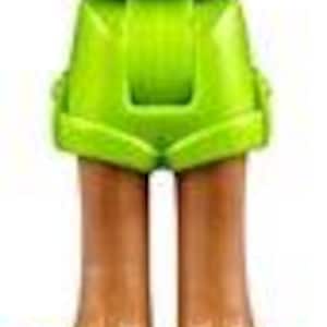 Könnte beinhalten: Ein unteres Körperteil einer Kunststoff-Spielfigur mit einer leuchtend hellgrünen Shorts mit geformtem Gürteldetail, braunen Beinen und hellgrünen Stiefeln mit einem markanten magentafarbenen Streifen an der Basis jedes Schuhs für ein Baukastensystem.