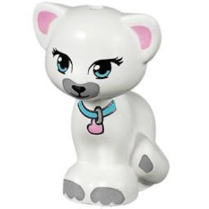 Puede incluir: Una figurita de gato blanco con orejas rosas, ojos azules y un collar azul claro con un dije de corazón rosa. El gato está sentado con las patas metidas debajo del cuerpo.