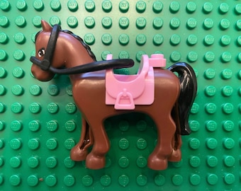 Lego MINIFIGUUR Roze hoofdstel paard met 2 x 2 uitsparingen met zwarte manen en staart, bruine ogen en wit blespatroon