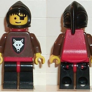 以下が含まれることがあります： 茶色のチュニックに白い狼の紋章、赤いサッシュ、先のとがったバイザーのついた黒いヘルメットを着用したレゴミニフィギュア。ミニフィギュアは黒い眼帯と黄色い顔をしています。