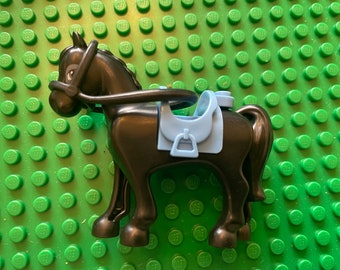 Lego MINIFIGUUR Zadelpaard met 2 x 2 uitsparingen met donkerblauwe grijze ogen en donkerblauwgrijze omtreklijn rond de ogen