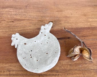 Handgefertigte Keramik Hühnerlöffelablage - Bauernhaus-Küchendekor, rustikale gesprenkelte Keramikschale, Löffelhalter im Landhausstil