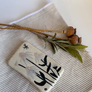 Azulejo de parede artesanal em cerâmica com abelha e flor – Arte botânica estilo cottagecore, azulejo de cerâmica pintado à mão, decoração para jardim com elementos da natureza.