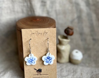 Blue detail flower earrings