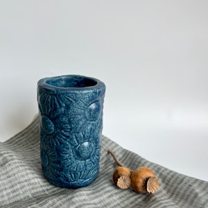 jarrón azul mate