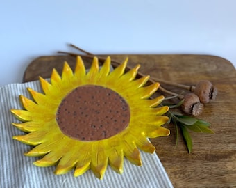 Handgemaakt keramisch bord met zonnebloem | Handgeschilderde aardewerk schaal | Botanisch bloembord | Aardewerk in cottage-stijl | Decoratieve keramische plaat