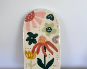 Ręcznie robiona ceramiczna zawieszka ścienna z motywem kwiatowym – ręcznie malowana sztuka ścienna z motywem botanicznym, nowoczesny rustykalny wystrój, australijski rękodzieło