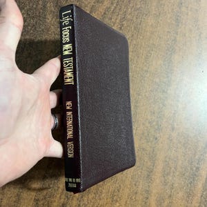 NIV 1984 New Testament Bible with Life Focus Walk thru the Bible Devotions - Bonded Leather - Single column text