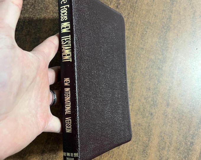 NIV 1984 New Testament Bible with Life Focus Walk thru the Bible Devotions - Bonded Leather - Single column text