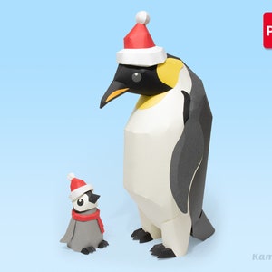 Puede incluir: Dos pingüinos de papel con gorros de Papá Noel rojos. El pingüino más grande está de pie, mientras que el más pequeño está sentado. Ambos pingüinos están hechos de papel y tienen un cuerpo blanco, alas negras y un pico amarillo.