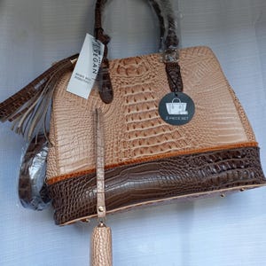 Monedero grande color canela con relieve de cocodrilo y billetera