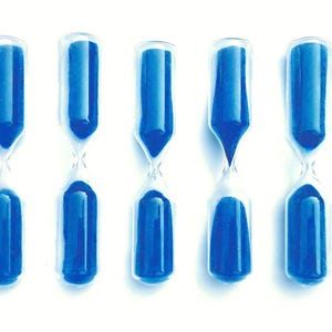 Könnte beinhalten: Fünf blaue Sanduhren mit weißem Hintergrund. Der Sand ist blau und das Glas ist klar.