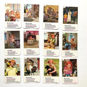 Op de afbeelding: Een verzameling vintage ruilkaarten met illustraties van een jong meisje met rode vlechtjes. Elke kaart toont een andere sc&egrave;ne, met tekst in een vreemde taal. De kaarten zijn gerangschikt op een witte ondergrond.