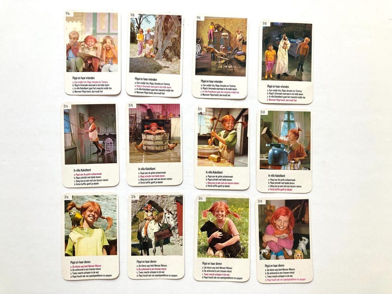Op de afbeelding: Een verzameling vintage ruilkaarten met illustraties van een jong meisje met rode vlechtjes. Elke kaart toont een andere sc&egrave;ne, met tekst in een vreemde taal. De kaarten zijn gerangschikt op een witte ondergrond.